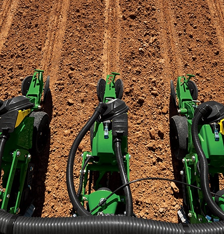 Piantumazione e semina di un campo con la seminatrice serie 1700 John Deere