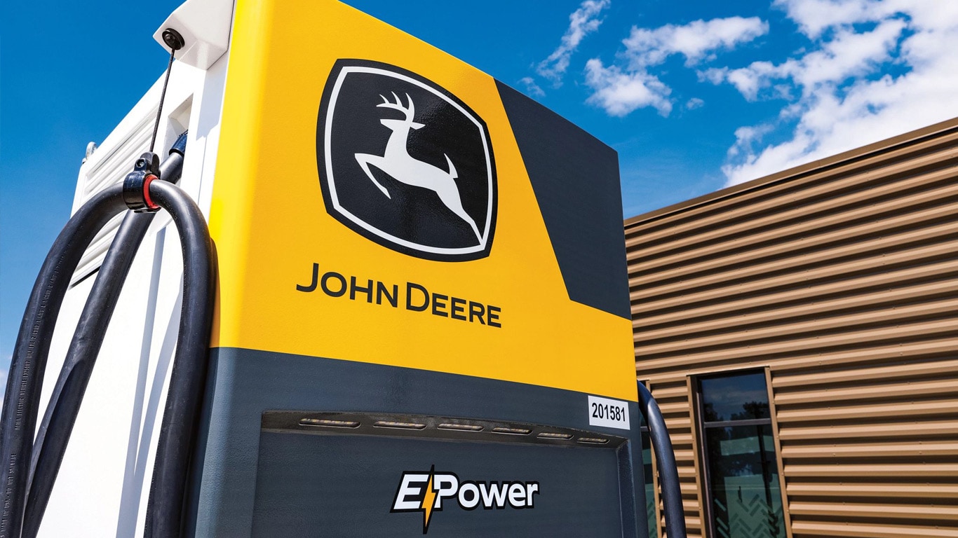 Primo piano di una stazione di ricarica E-Power John Deere