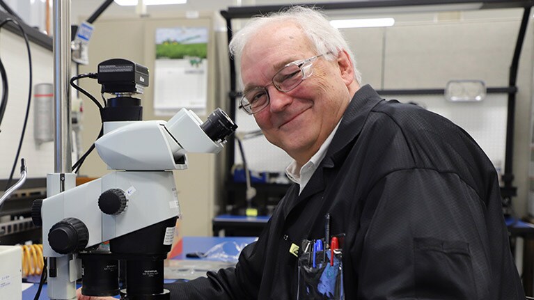 Il Dott. William F. Cooper al microscopio