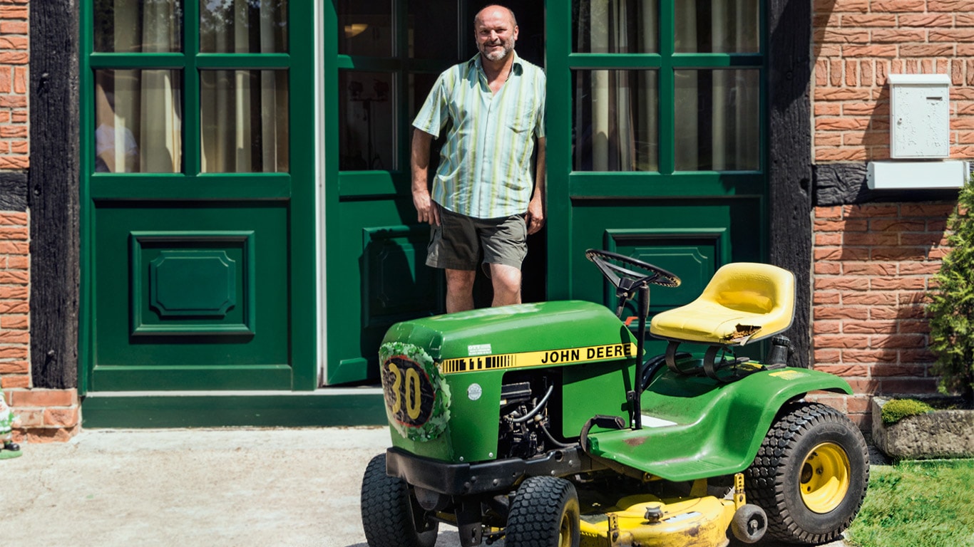 Trattorino tosaerba vecchio, proprietario, cliente, vecchia casa