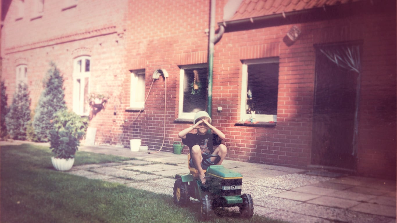 Immagine di uomo alla guida di un trattorino tosaerba, cliente, giardino, bambino