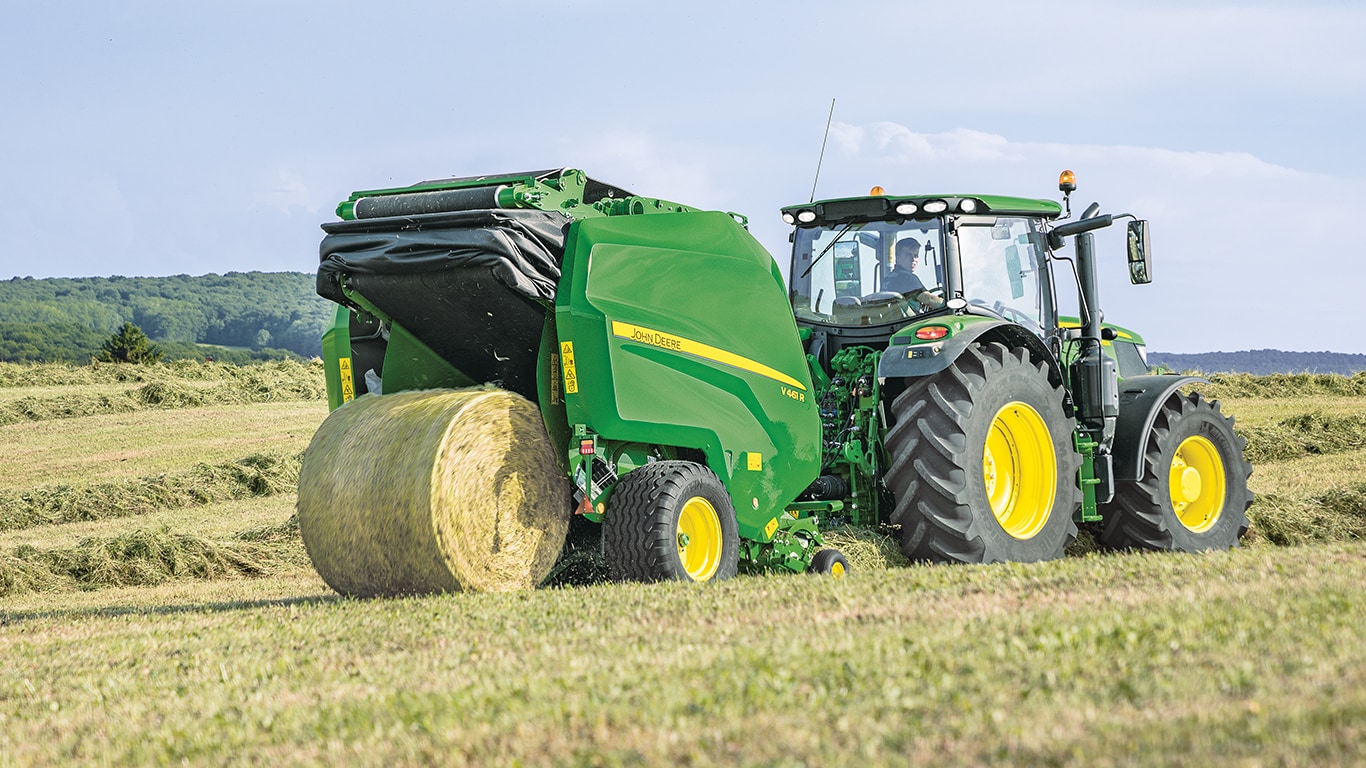 Rotopressa a camera variabile John Deere V461R con trattore 6R