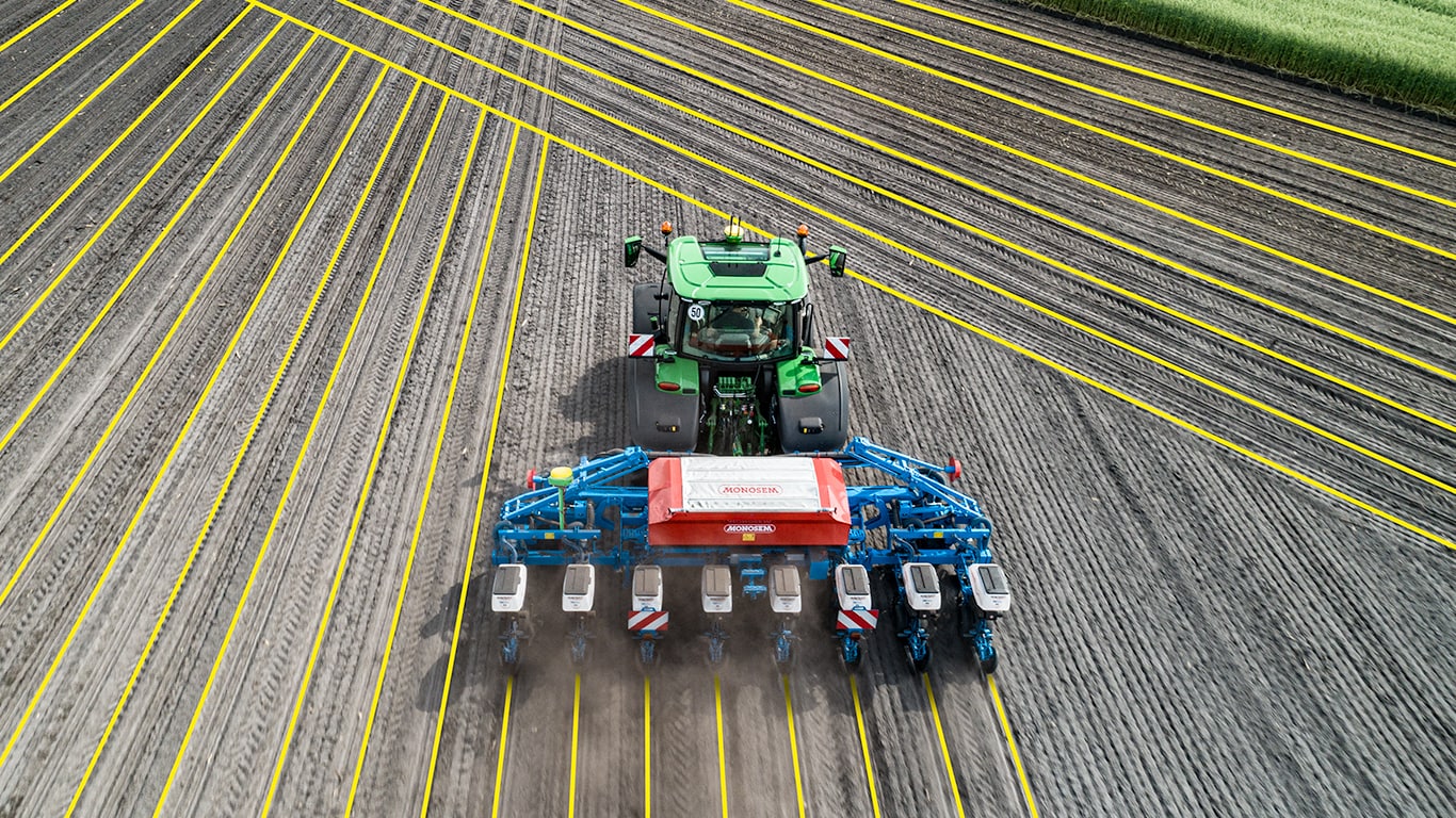 vista dall’alto di trattori John Deere con AutoPath