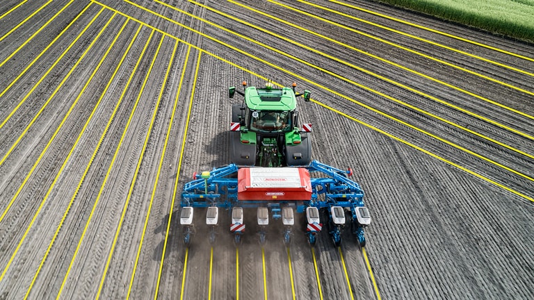 vista dall’alto di trattori John Deere con AutoPath