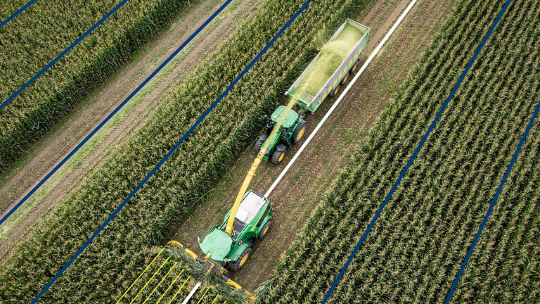 vista dall'alto di un trattore presso un’azienda agricola